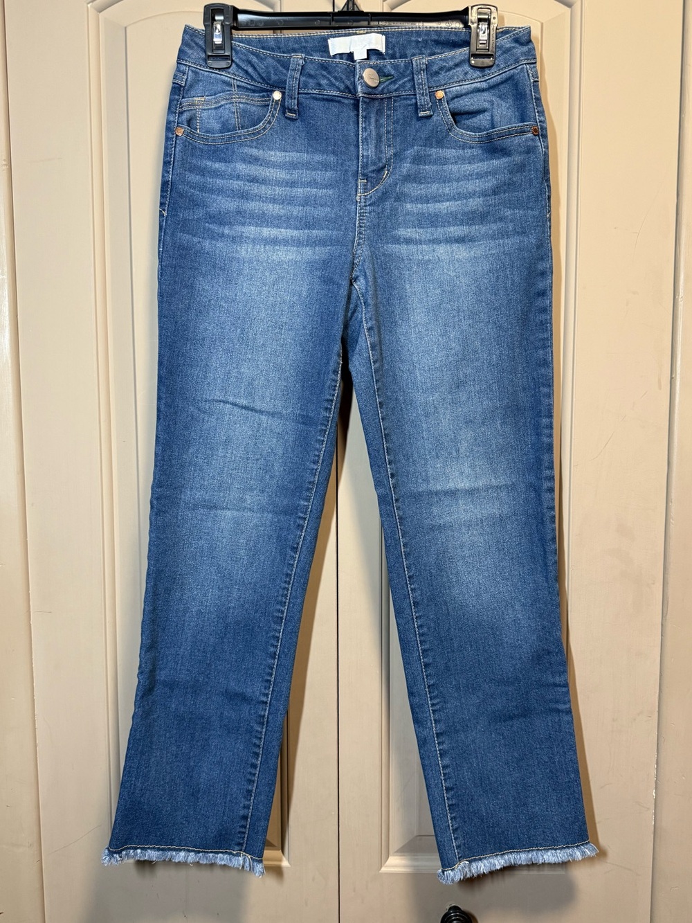 1822 Denim Blue Cropped Straight Jeans with Frayed Hem